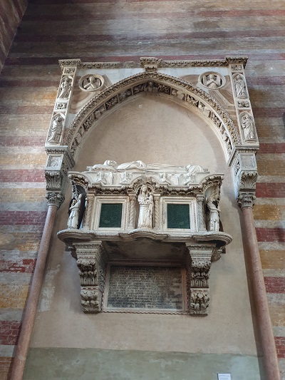 Sepolcro Jacopo da Carrara con iscrizione di Francesco Petrarca